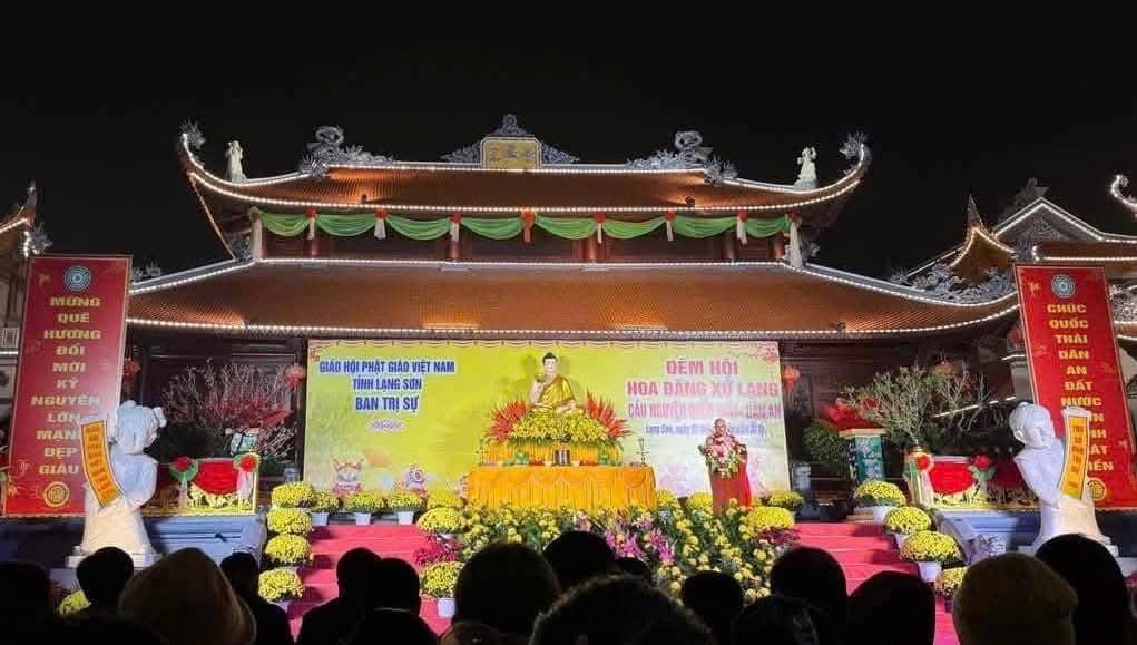Hàng vạn hoa đăng lung linh trên sông Kỳ Cùng